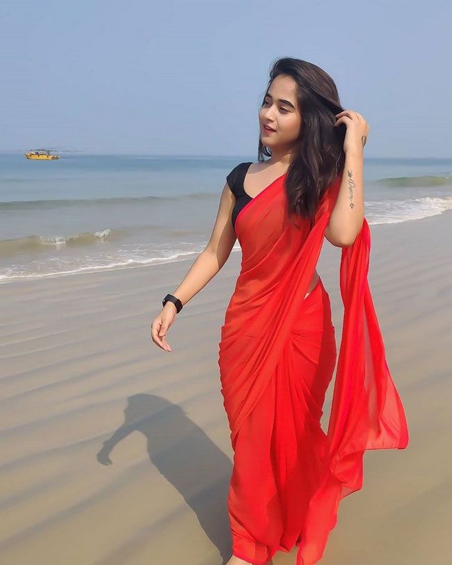 Deepthi Sunaina Beautiful Looks In Red Saree